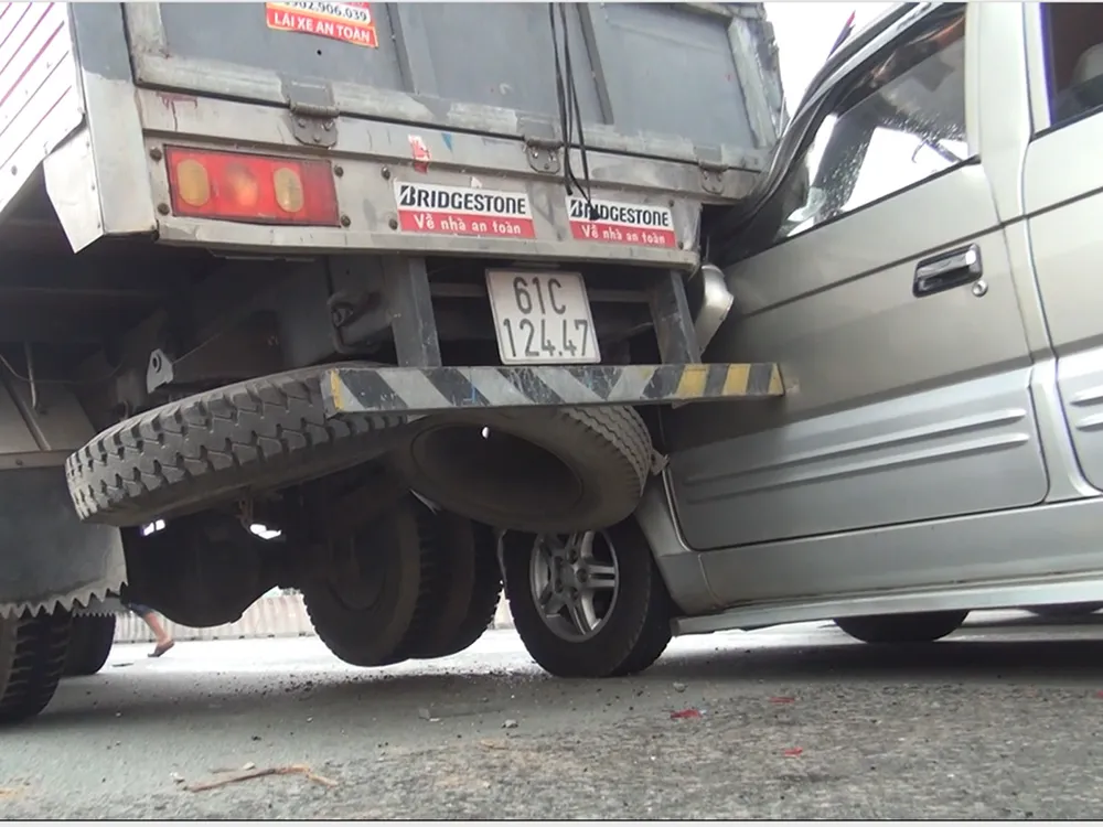 Vụ tai nạn khiến 4 người trong xe 7 chỗ hoảng loạn kêu cứu